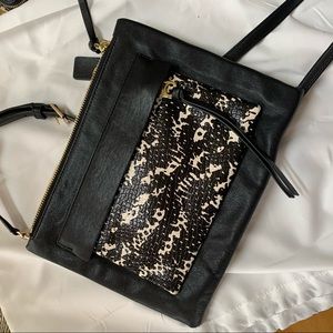 EAST/WEST CROSSBODY Black snakeskin